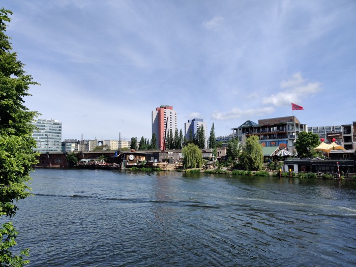 Das gleiche Motiv mit dem Oneplus 7 Pro aufgenommen; die dunklen Bereiche sind etwas besser ausgeleuchtet, die hellen Stellen dafür etwas heller. (Bild: Tobias Költzsch/Golem.de)